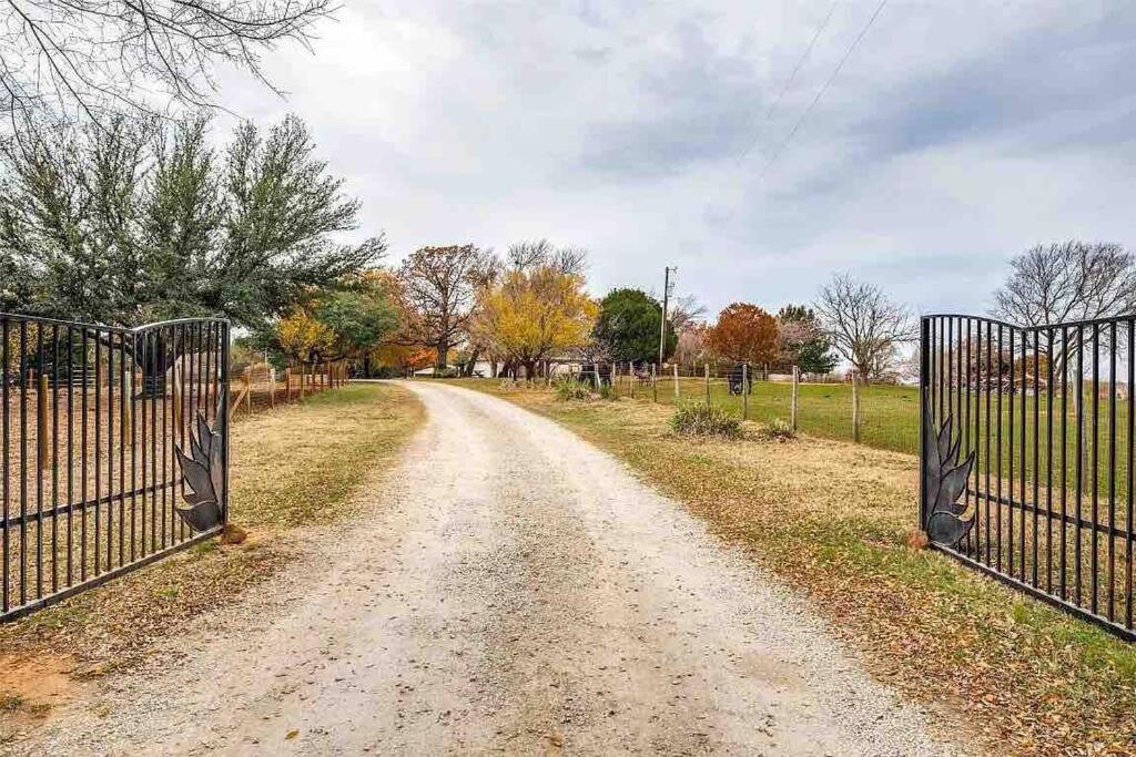 Beautiful Farmhouse W/ Pool On 6 Acres Ranch Aubrey Buitenkant foto